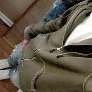 Meet your Posher, Devin